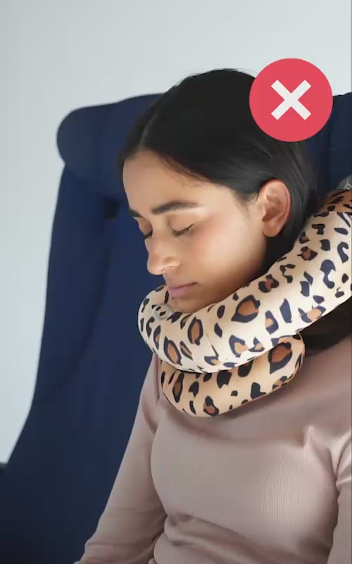 Cargar video: Showcasing comfortable Cabeau neck pillows vs uncomfortable competitor neck pillows 